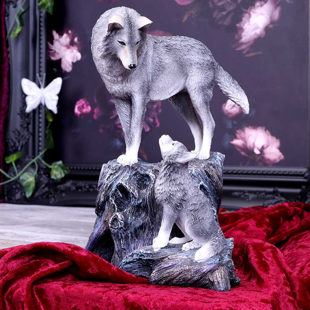 Figurine Loup et son petit, ornement de Lisa Parker, représentant un loup adulte protecteur et son louveteau regardant vers lui, sculpture en résine de 25 cm de Nemesis Now.