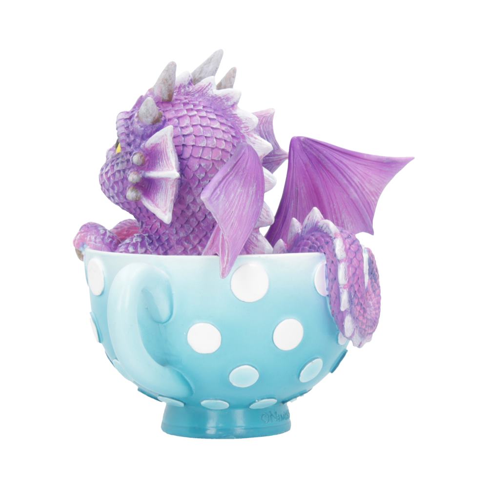 Figurine mignonne Dragon dans une tasse à thé 11,2 cm, présentation de l'ensemble figurine et tasse dans un cadre enchanteur.