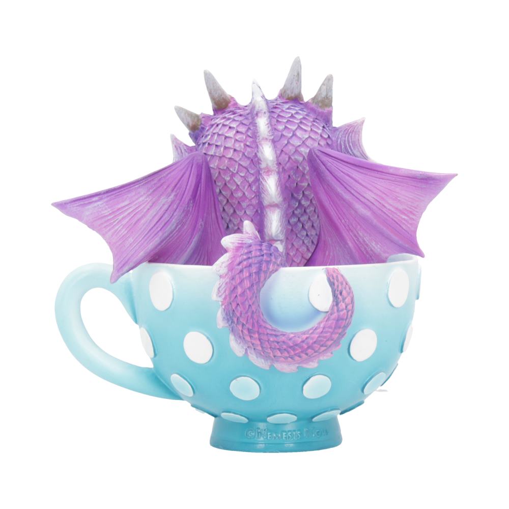 Figurine mignonne Dragon dans une tasse à thé 11,2 cm, un petit dragon espiègle en résine enveloppé dans une tasse à pois bleu ciel.