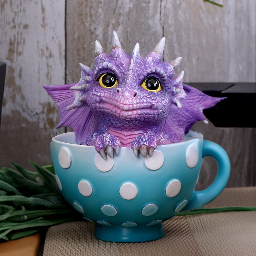 Figurine mignonne Dragon dans une tasse à thé 11,2 cm, dragon espiègle en résine bleue sur une tasse à pois ciel.