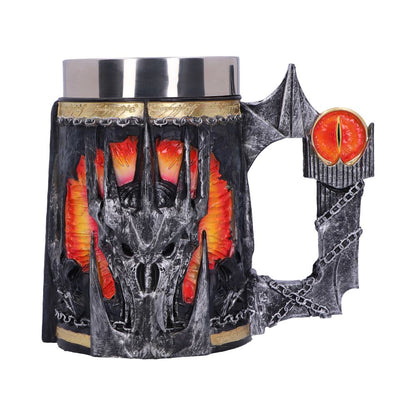 Détails raffinés de la chope Sauron par Nemesis Now, incluant le casque de Sauron et les terrifiants Nazgûls, un must-have pour les passionnés de la Terre du Milieu.