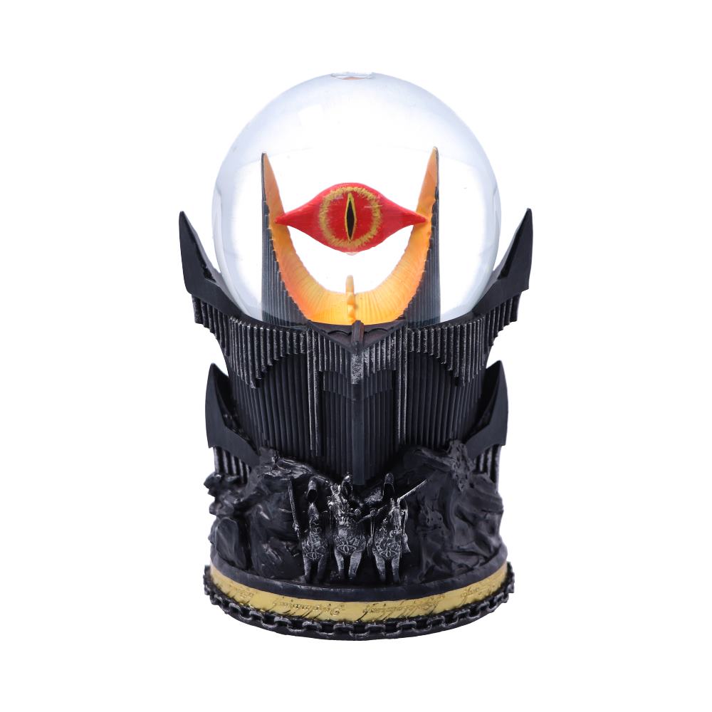 Boule à neige de Sauron 18 cm - Le Seigneur des Anneaux, dévoilant l'œil perçant de Sauron au centre avec son casque anguleux et la tour de Barad-Dur.