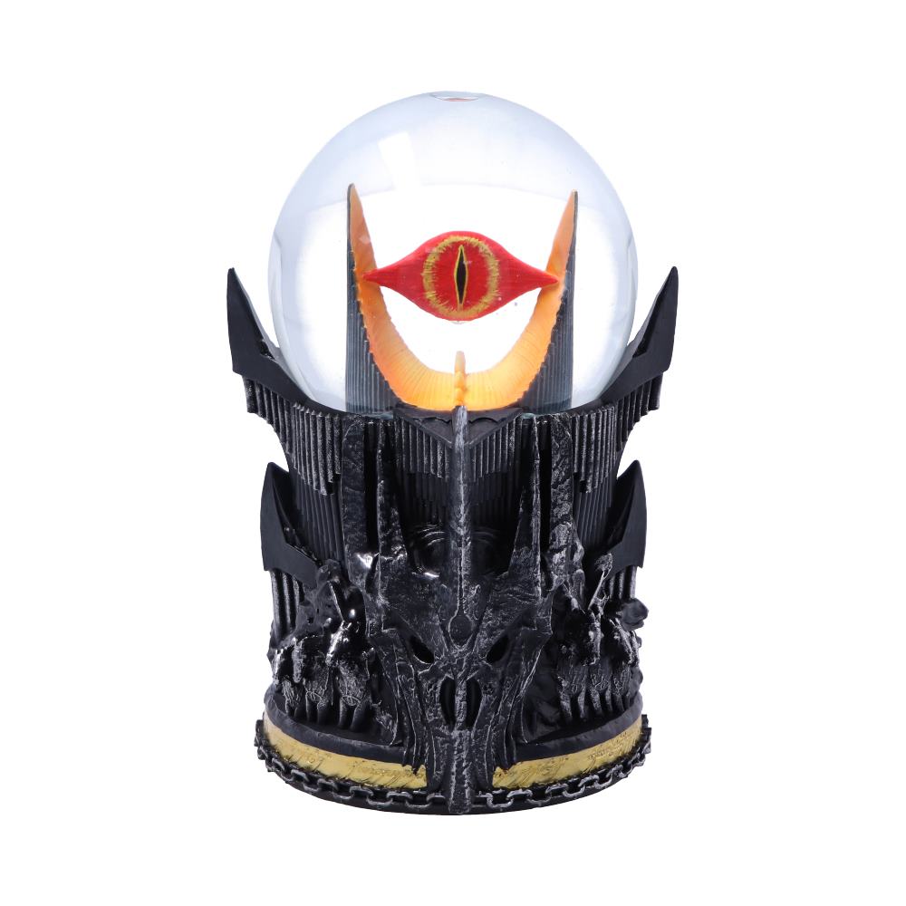 Boule à neige de Sauron 18 cm du Seigneur des Anneaux, mettant en avant l'œil ardent et le casque anguleux de Sauron, design élaboré avec inscription de l'Anneau Unique, parfaite pour les fans.