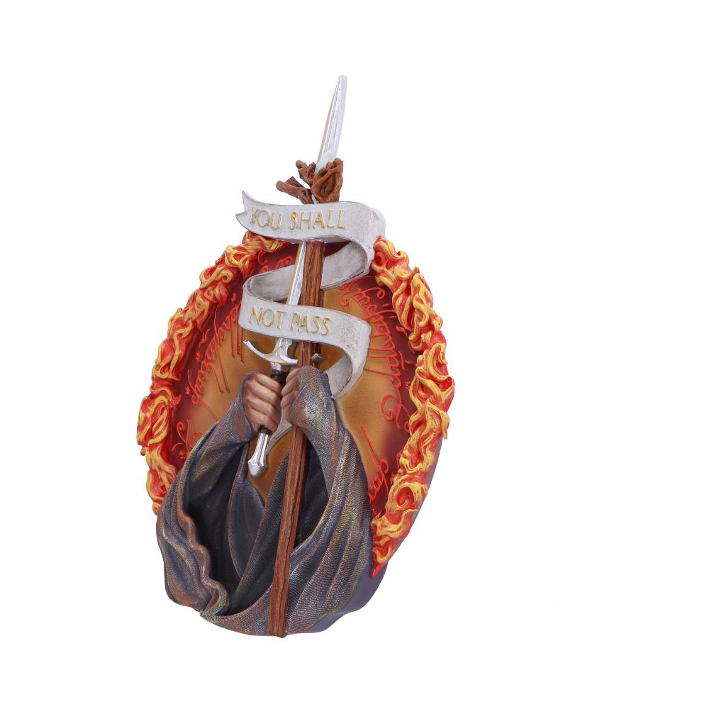 Ambiance de décoration intérieure avec la plaque murale Le Seigneur des Anneaux Tu ne passeras pas, ajoutant une touche épique aux murs d'une maison.