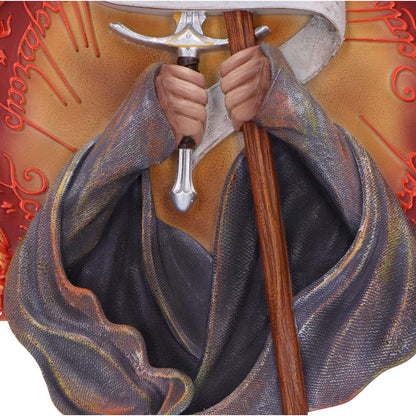 Détail de la plaque murale Le Seigneur des Anneaux Tu ne passeras pas, mettant en valeur l'artisanat et les nuances de peinture à la main de Nemesis Now.