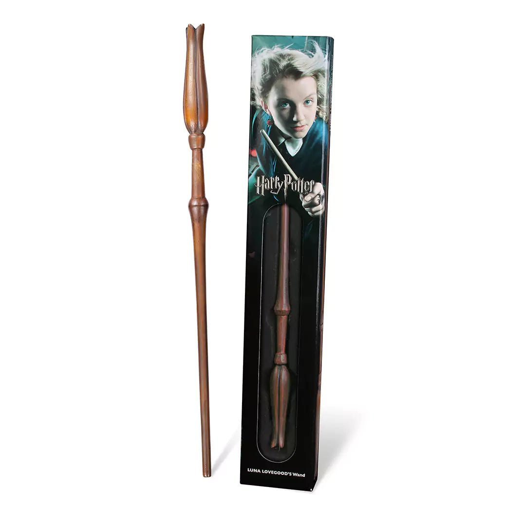 Découvrez la baguette Luna Lovegood en blister de la Noble Collection, un accessoire captivant qui incarne la magie et l'extravagance de la célèbre sorcière.