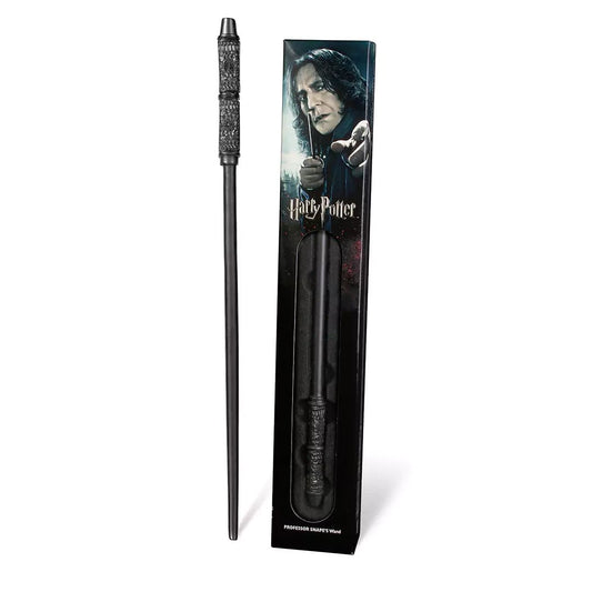 Réplique en résine de la baguette de Severus Rogue par Noble Collection, soigneusement présentée dans sa boîte blister, capturant l'essence de ce personnage mystérieux.