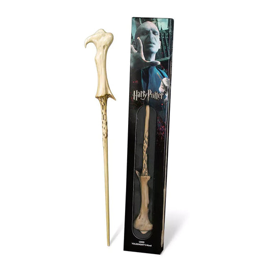Réplique de la baguette Voldemort en résine par Noble Collection, accessoire emblématique de Harry Potter présentée dans sa boîte blister élégante.