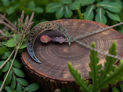 Élégance et mystère du bijou Beauté lunaire, fait main par Jessica Deelyah avec des cristaux Swarovski brillants.