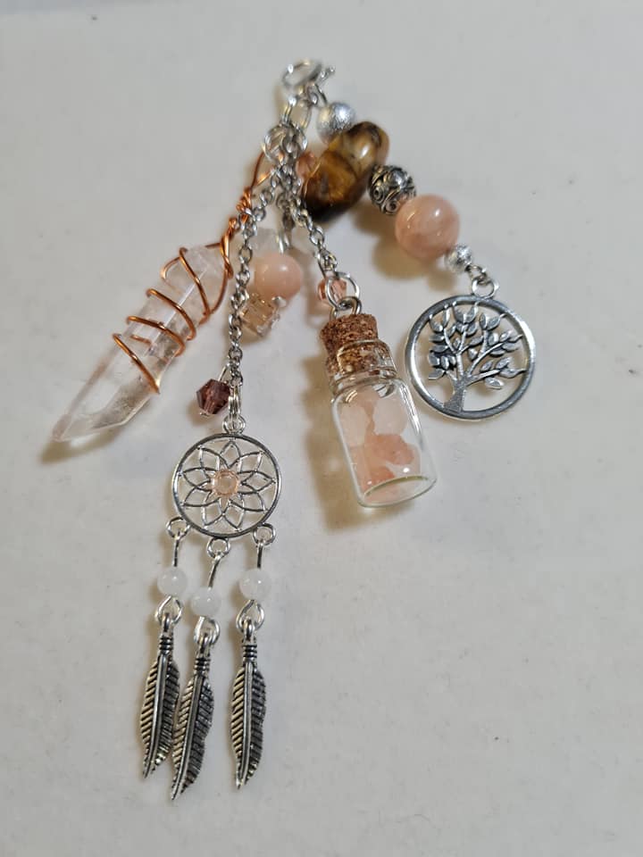 Bijou de sac unique de LhanisaCréa, un accessoire élégant et enchanteur pour ajouter une touche de magie à votre sac.