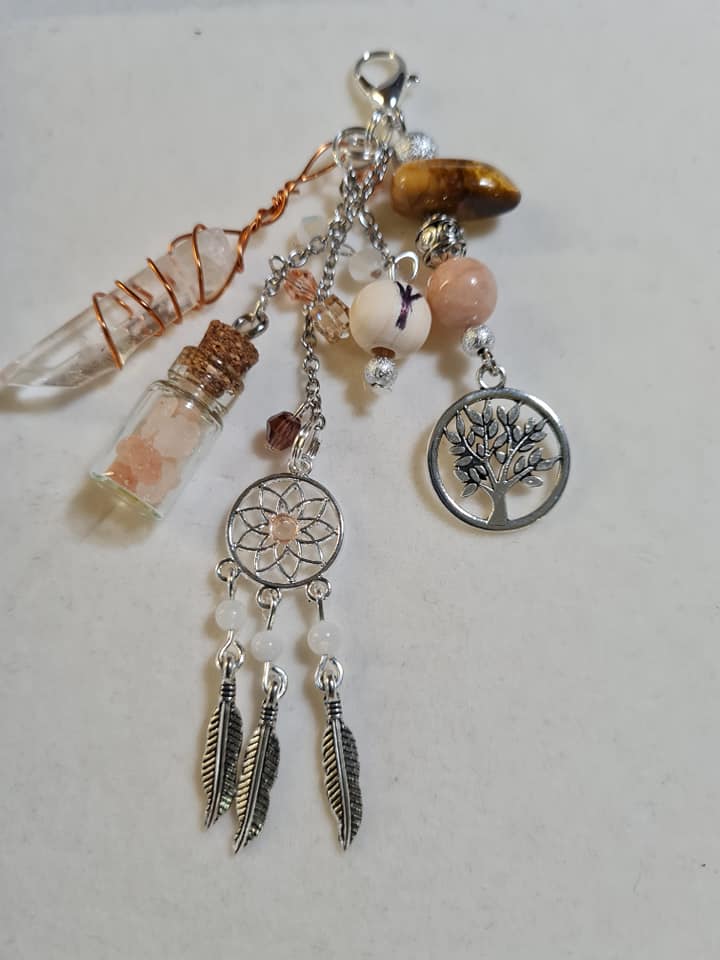 Bijou de sac LhanisaCréa, un accessoire élégant et fait main qui ajoute une touche de magie à votre sac, parfait pour illuminer votre look au quotidien.