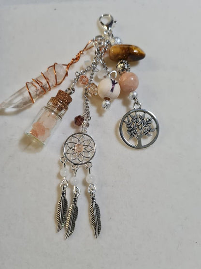 Bijou de sac LhanisaCréa, un accessoire élégant et fait main qui ajoute une touche de magie à votre sac, parfait pour illuminer votre look au quotidien.