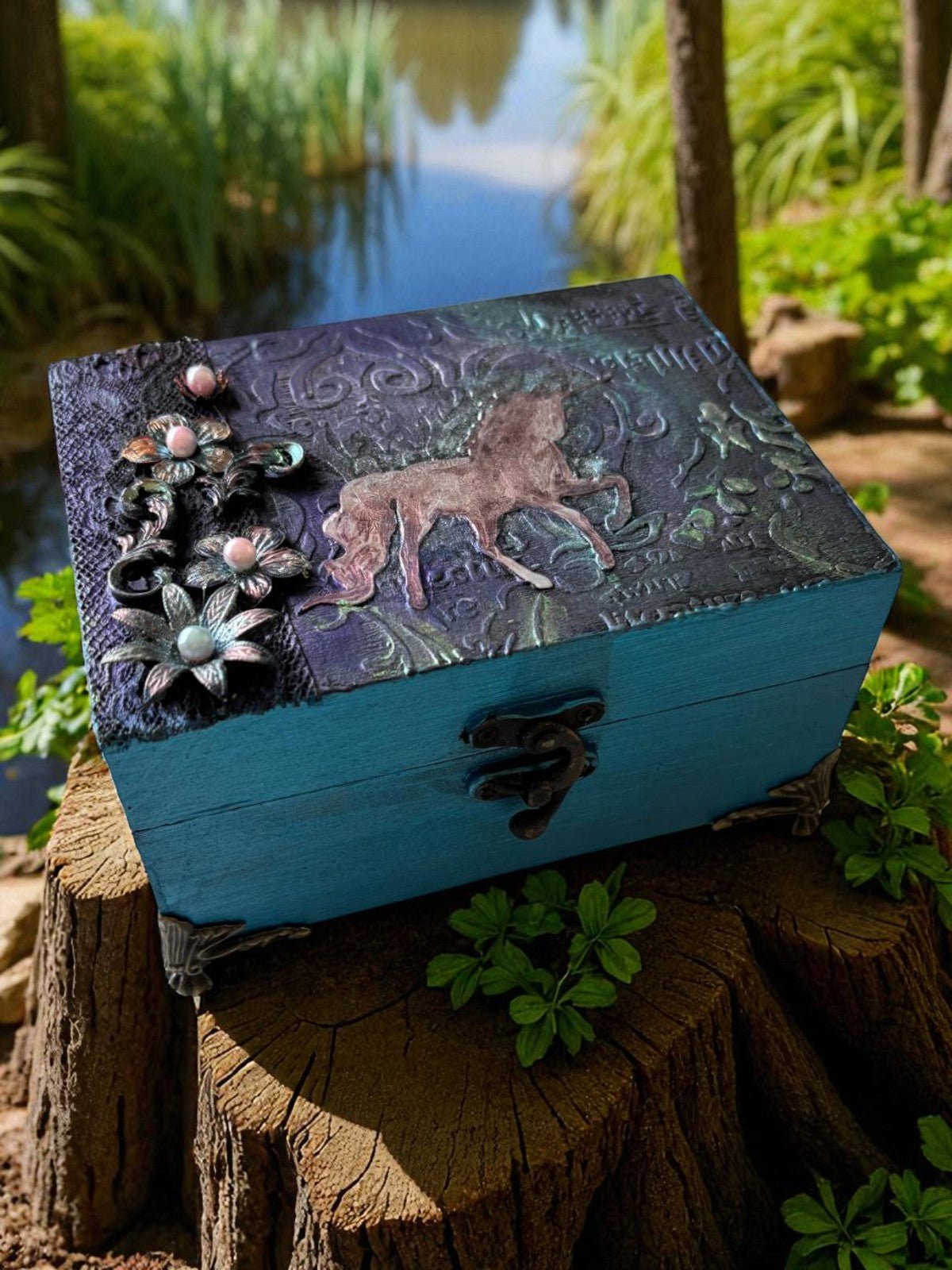 Boîte à bijou multicolore en bois, symbole du savoir-faire artisanal d'Uchronie Créations.