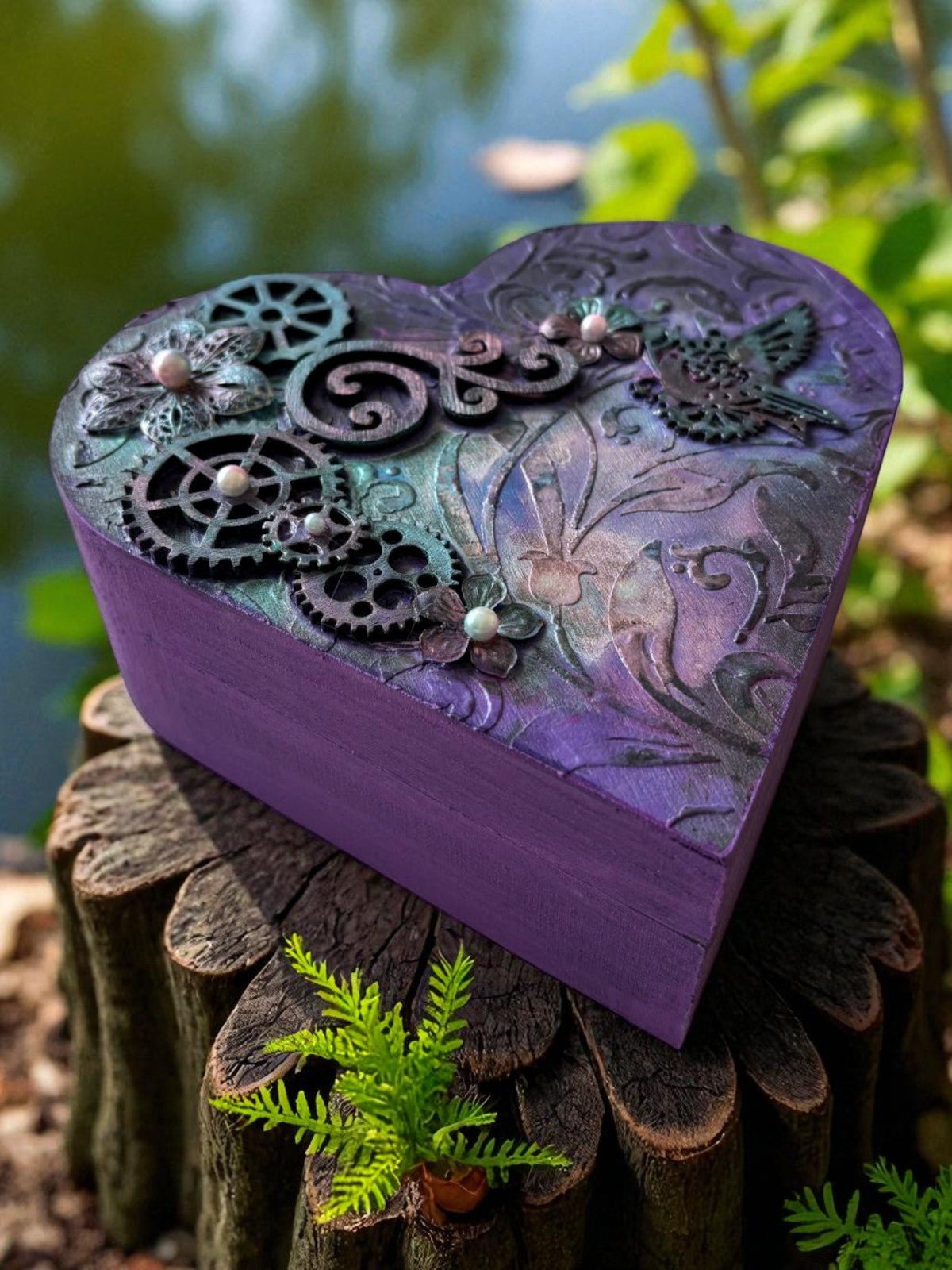 Boîte à bijou en forme de cœur en bois, douce création d'Uchronie Créations pour un rangement enchanteur.