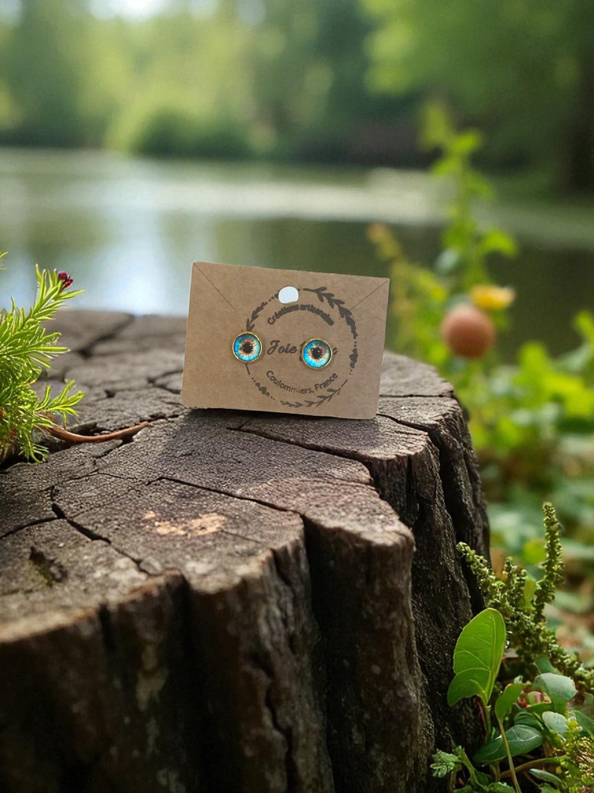 Boucles d'oreille œil de dragon artisanales de Jessica Deelyah, parfaites pour ajouter une touche chic et fun à votre look quotidien.