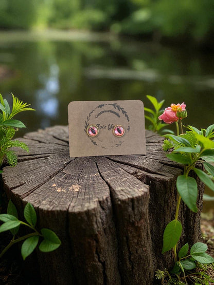 Détails magnifiques des boucles d'oreille œil de dragon de Jessica Deelyah, présentant une finition marbrée unique et des éléments scintillants.