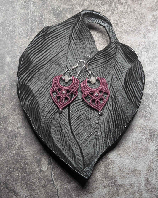 Boucles d’oreilles fil de perle de Les fils ensorcelés, artisanat élégant avec perles dorées et argentées, ajoutant une touche de magie à votre look.