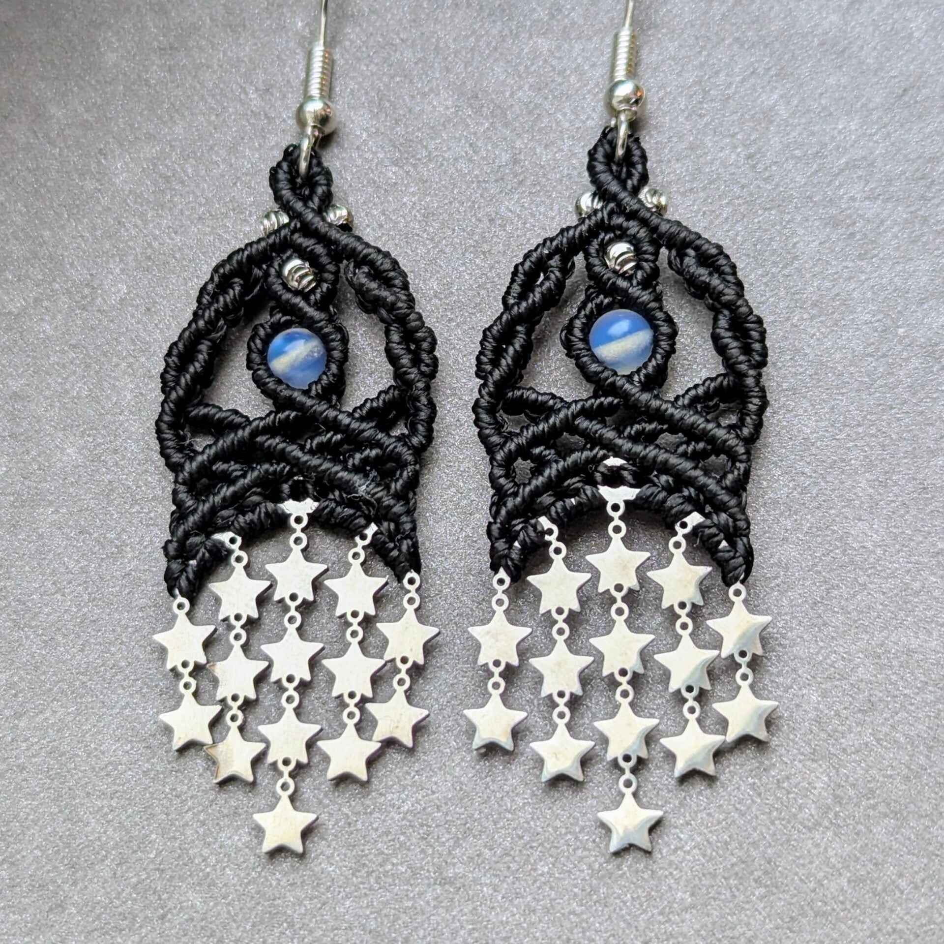 Boucles d'oreilles Pluie d’étoiles par Les fils ensorcelés, délicates et scintillantes avec des perles translucides, idéales pour illuminer votre style.