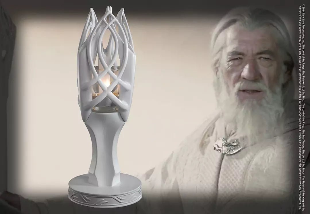 Bougeoir Gandalf le Blanc de la Noble Collection, une pièce de décoration fascinante inspirée de la Terre du Milieu, en résine blanche de haute qualité, mesurant 22,85 cm, illustrant la magie et le mystère du personnage emblématique.