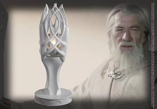 Bougeoir Gandalf le Blanc de la Noble Collection, une pièce de décoration fascinante inspirée de la Terre du Milieu, en résine blanche de haute qualité, mesurant 22,85 cm, illustrant la magie et le mystère du personnage emblématique.