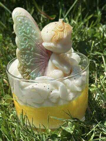 Bougie lumière enchantée de Les étincelles de Noëmie, un objet décoratif unique fabriqué à la main avec de la cire de colza 100 % bio, créant une ambiance magique et chaleureuse.