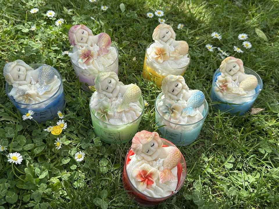 Découvrez la Bougie Sirène de Les étincelles de Noëmie, une pièce artisanale unique qui évoque l'enchantement des plages marines, faite de cire de colza 100% bio. Apportez une touche de magie à votre intérieur.