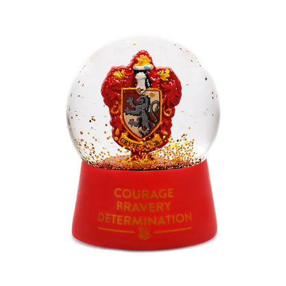 Boule à neige Harry Potter Gryffondor en boîte de 45 mm par Half Moon Bay, captivant avec des paillettes dorées et les armoiries de la maison emblématique.