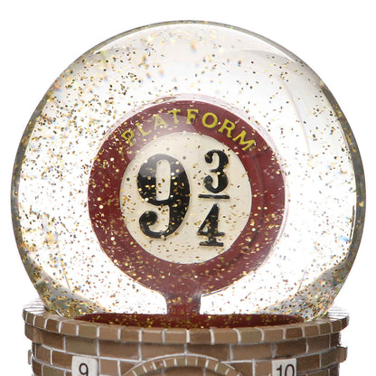 Boule à neige Harry Potter - Plateforme 9 3/4 de Half Moon Bay, un accessoire décoratif qui évoque la magie et la nostalgie.