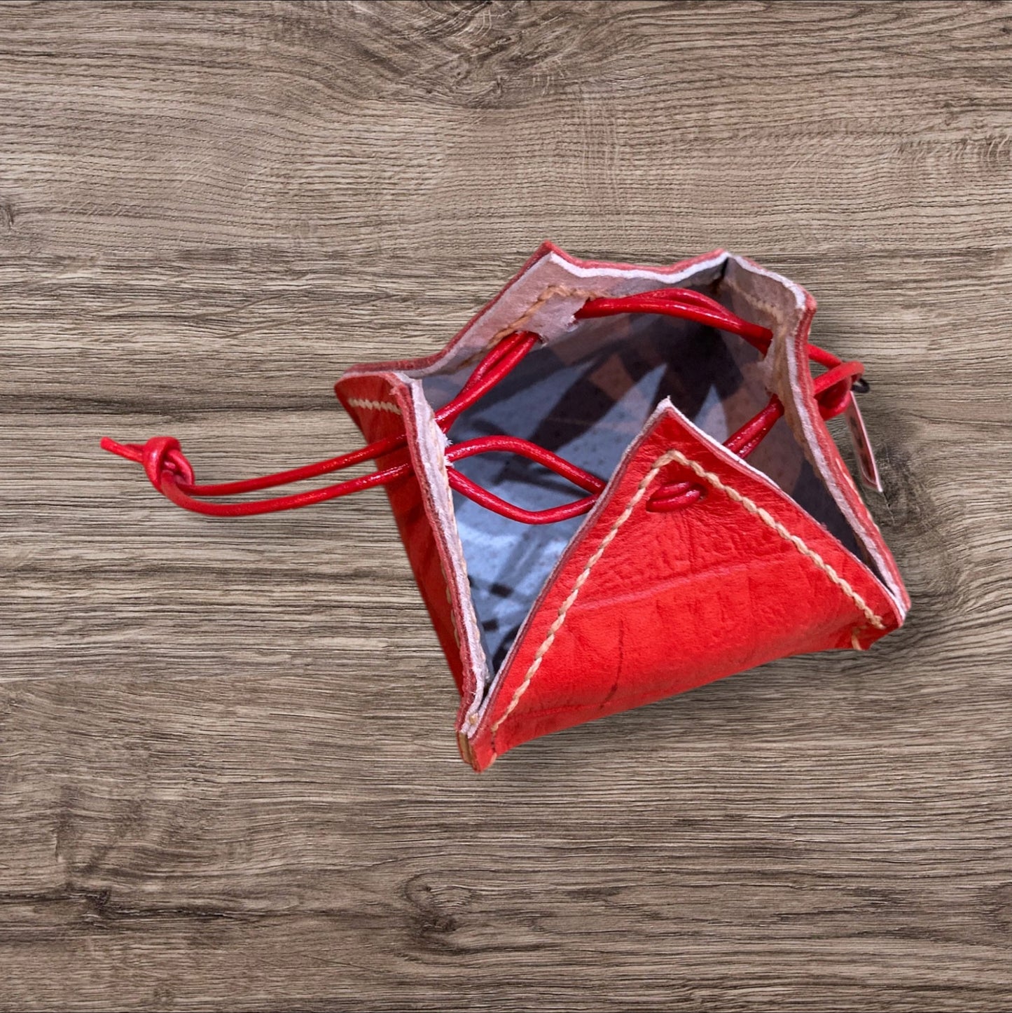 Bourse en cuir vert profond d'Eric Cuir, accessoire cosplay captivant pour costumes d'elfes et de druides.