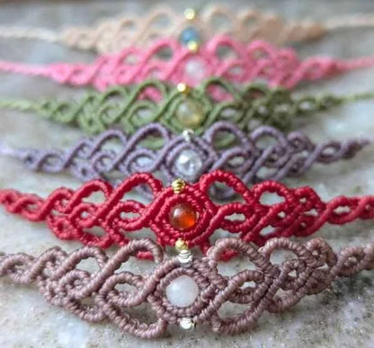 Bracelet « cœur » de Les fils ensorcelés, un bijou délicat en laiton doré ou argenté, parfait pour exprimer votre élégance.