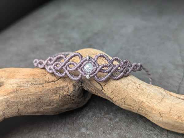 Bracelet « cœur » de Les fils ensorcelés, ajustable et parfait pour toutes les tailles, incarnant la tendresse et le raffinement.