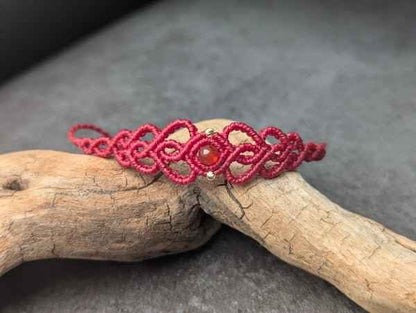 Modèle du Bracelet « cœur » de Les fils ensorcelés, un bijou qui évoque des émotions et sublime chaque occasion.