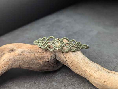 Vue détaillée du Bracelet « cœur » de Les fils ensorcelés, montrant les perles en laiton dorées, symbole d'amour et d'élégance.