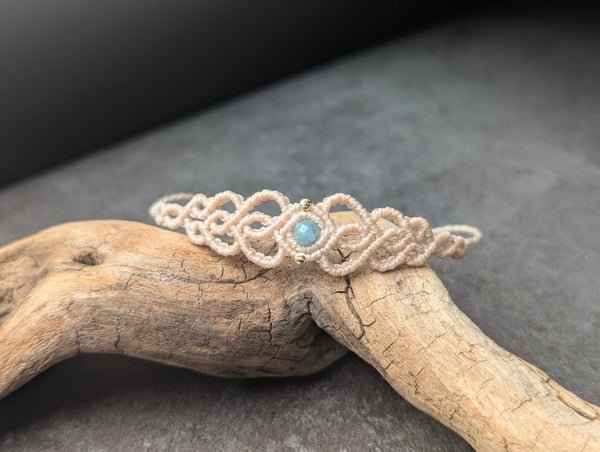 Bracelet « cœur » de Les fils ensorcelés, une pièce délicate et charmante pour rehausser votre style quotidien.