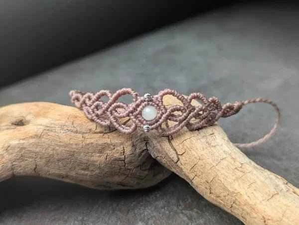 Emballage élégant du Bracelet « cœur » de Les fils ensorcelés, prêt à être offert, pour des moments chargés d'émotion.