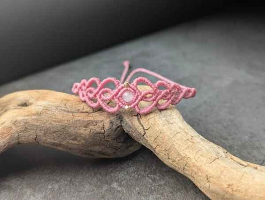 Détails raffinés du Bracelet « cœur » by Les fils ensorcelés, un accessoire polyvalent alliant émotion et style.