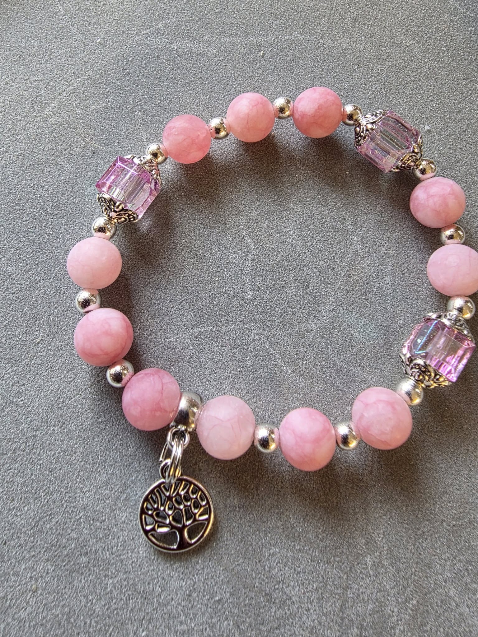 Bracelet en pierre protectrice de LhanisaCréa, mettant en valeur des pierres naturelles aux couleurs vibrantes telles que l'opale rose et la cornaline.