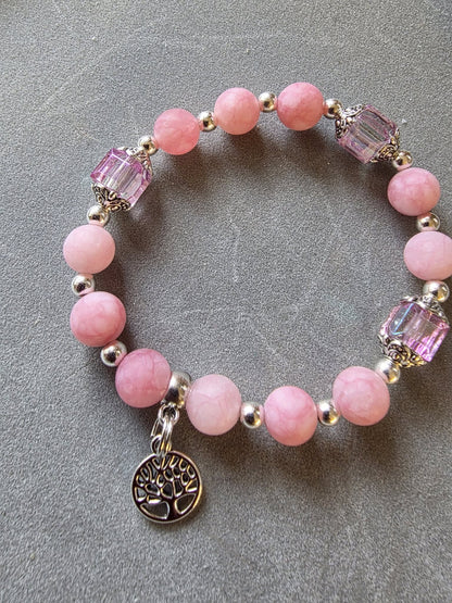 Bracelet en pierre protectrice de LhanisaCréa, mettant en valeur des pierres naturelles aux couleurs vibrantes telles que l'opale rose et la cornaline.