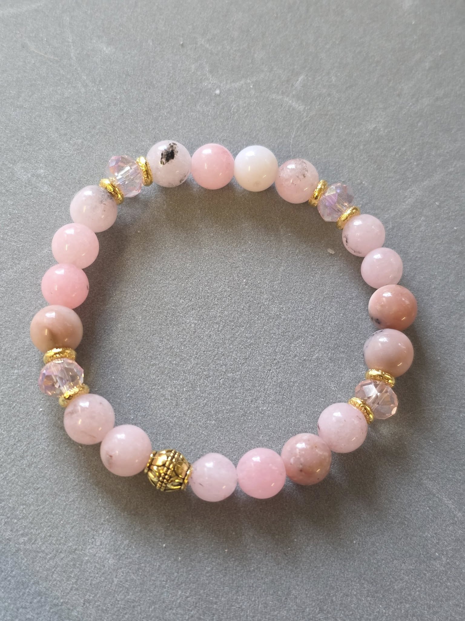 Bracelet en pierre protectrice de LhanisaCréa, conçu pour éveiller votre esprit et apporter équilibre grâce à des symboles puissants intégrés.