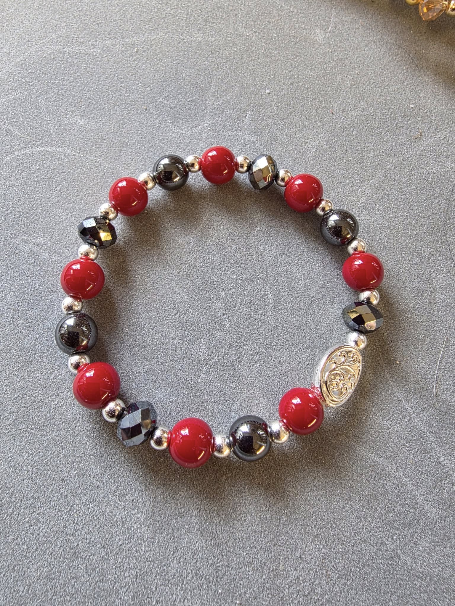 Détails des pierres du bracelet en pierre protectrice de LhanisaCréa, comprenant le jaspe impérial et l'agate givrée, pour une énergie positive au quotidien.