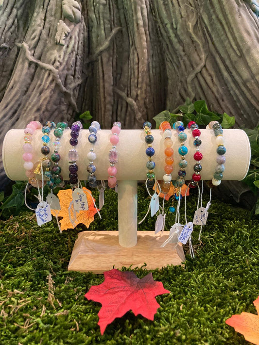 Bracelet en pierre protectrice de LhanisaCréa, mettant en avant des pierres naturelles colorées comme l'opale rose et la cornaline, symbole de bien-être.