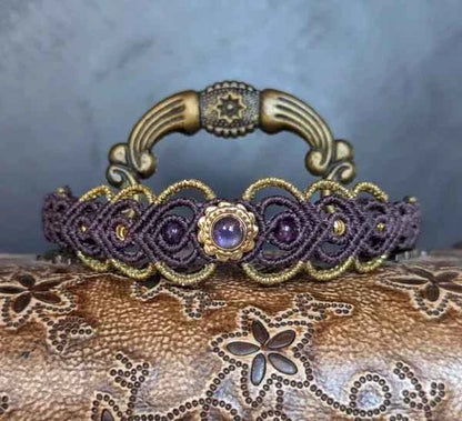 Bracelet Lysandra de Les fils ensorcelés, une pièce unique alliant élégance et mystère, tissé avec des pierres d’améthyste et labradorite.