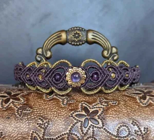 Bracelet Lysandra de Les fils ensorcelés, une pièce unique alliant élégance et mystère, tissé avec des pierres d’améthyste et labradorite.