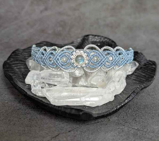 Détails raffinés du Bracelet Lysandra de Les fils ensorcelés, mettant en valeur la combinaison de Linhasita et les perles dorées.