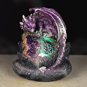 Brûleur d'Encens LED à Refoulement Reflux Backflow de Puckator - Cave de Cristal Dragon Violet, un accessoire en résine et métal qui illumine vos soirées avec une danse hypnotisante de fumée et de lumière.