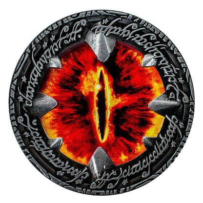 Vue captivante de la pièce de luxe Le Seigneur des Anneaux : L'Œil de Sauron par AAA Merchandise Limited, mettant en avant son motif doré détaillé.