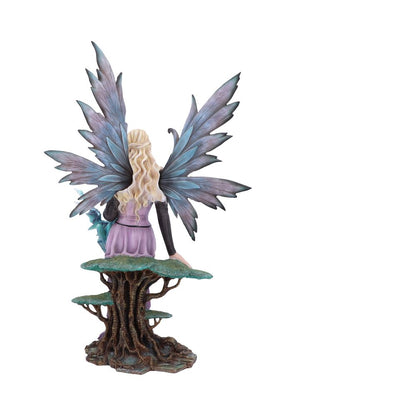 Détail de la robe fluide de la Fée Elvie 56cm de Nemesis Now, mettant en valeur son élégante silhouette et sa délicatesse magique.