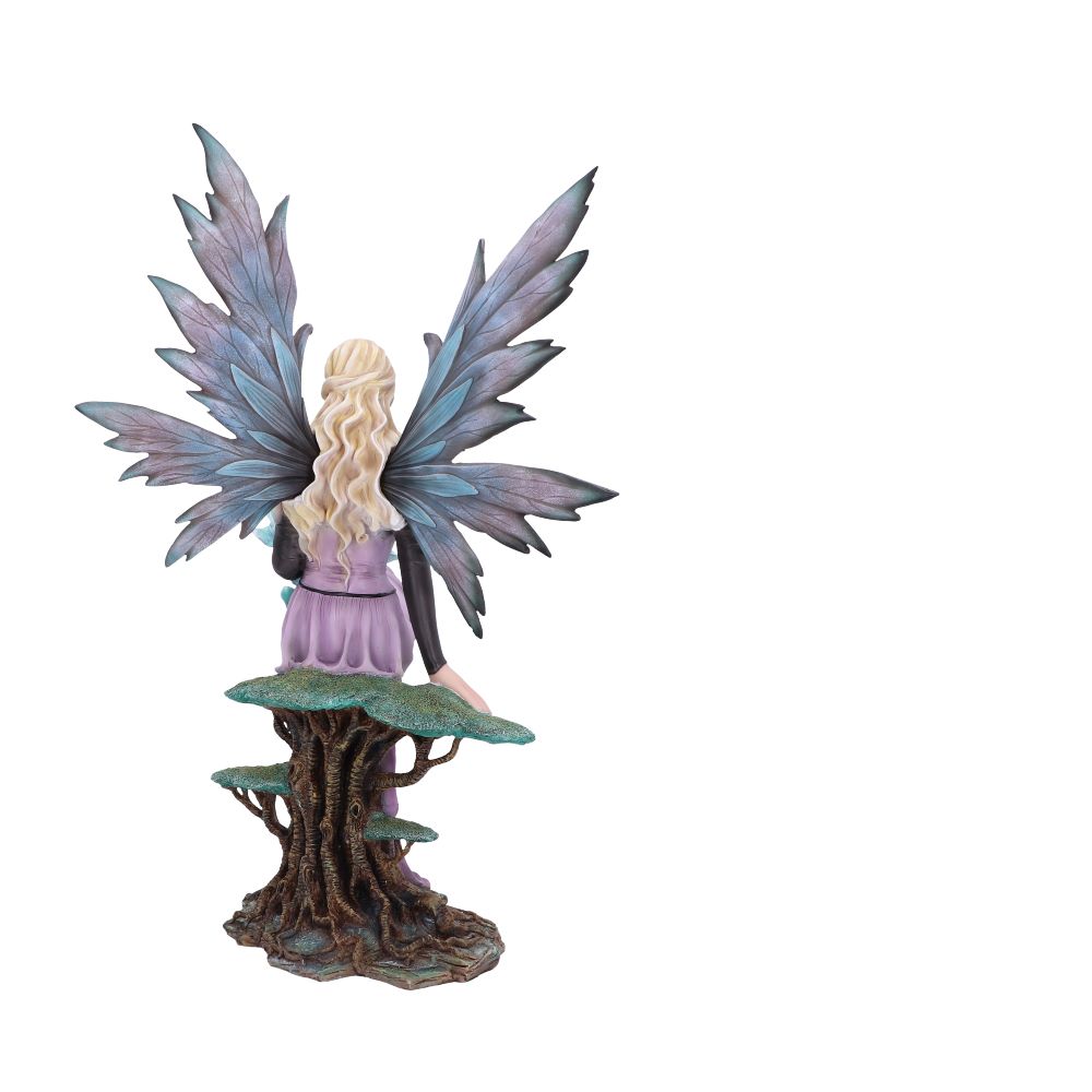 Détail de la Fée Elvie 56 cm de Nemesis Now, mettant en avant sa robe violette fluide et son charme enchanteur, idéale pour les amateurs de féérie.