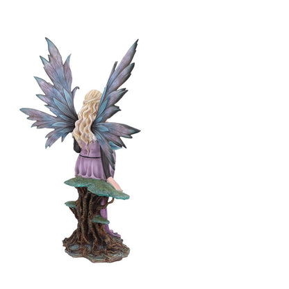 La Fée Elvie de 56 cm de Nemesis Now, sur un fond naturel, incarnant l'harmonie et la magie du printemps.