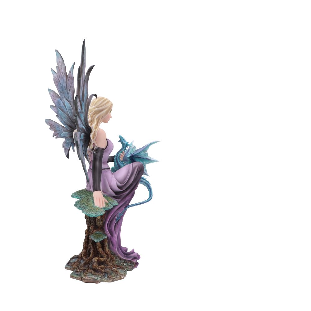 Fée Elvie 56cm de Nemesis Now, ajoutant une touche féerique à votre intérieur avec son enchantement et sa beauté captivante.